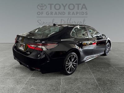2022 Toyota Camry Hybrid SE