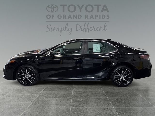 2022 Toyota Camry Hybrid SE