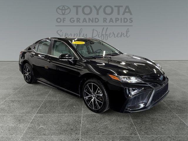 2022 Toyota Camry Hybrid SE
