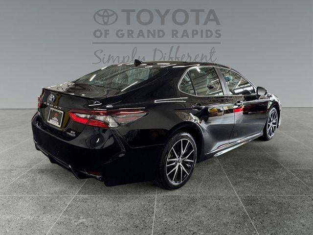2022 Toyota Camry Hybrid SE