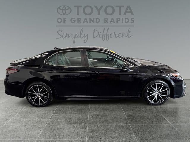 2022 Toyota Camry Hybrid SE
