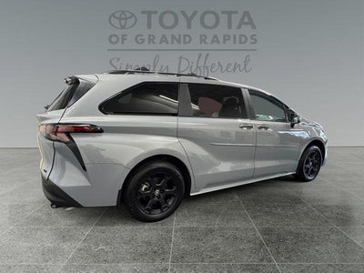 2025 Toyota Sienna Woodland Edition 7 Passenger
