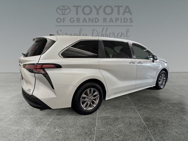 2022 Toyota Sienna XLE 7 Passenger
