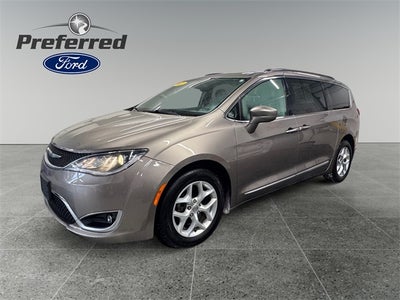 2017 Chrysler Pacifica Touring L 3.6 Liter V6 7 Passenger 3rd Row Seating