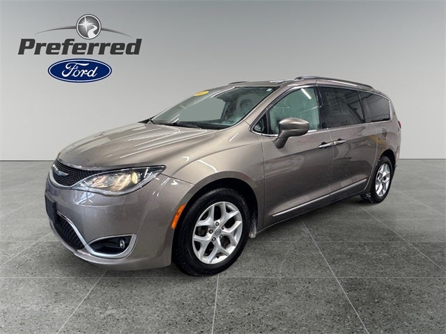 2017 Chrysler Pacifica Touring L 3.6 Liter V6 7 Passenger 3rd Row Seating