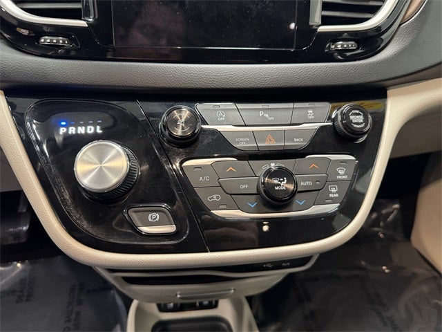 2017 Chrysler Pacifica Touring L 3.6 Liter V6 7 Passenger 3rd Row Seating