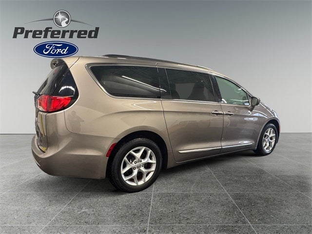 2017 Chrysler Pacifica Touring L 3.6 Liter V6 7 Passenger 3rd Row Seating