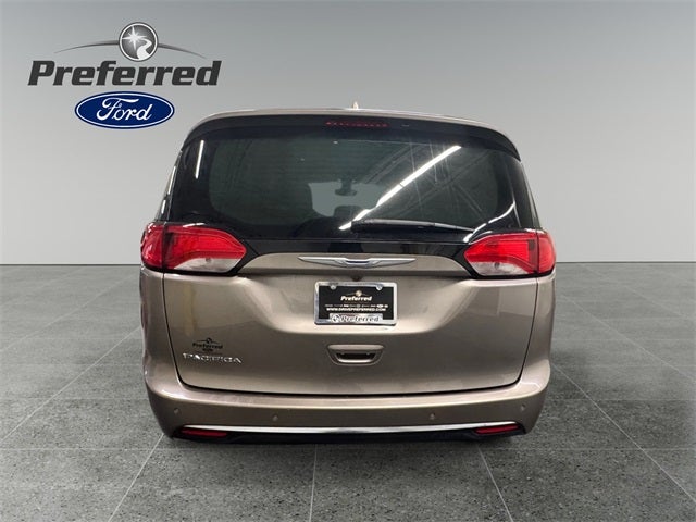 2017 Chrysler Pacifica Touring L 3.6 Liter V6 7 Passenger 3rd Row Seating