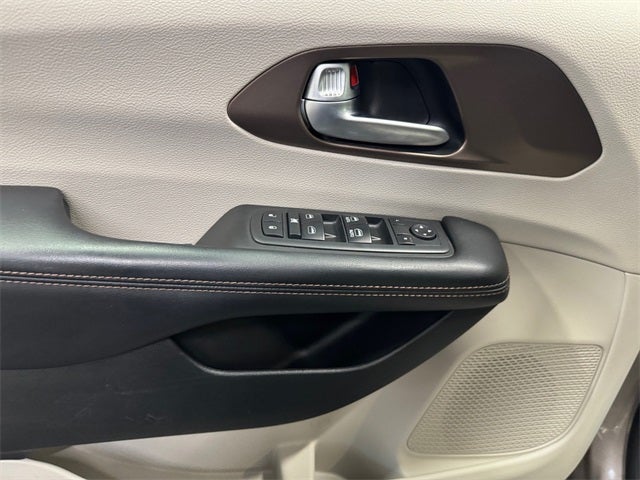 2017 Chrysler Pacifica Touring L 3.6 Liter V6 7 Passenger 3rd Row Seating