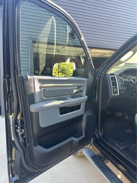 2017 RAM 1500 Big Horn 5.7 Liter V8 Hemi Crew Cab 4WD