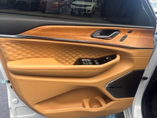 2024 Jeep Grand Cherokee L Summit 5.7 Liter V8 Hemi 4WD