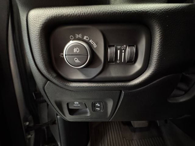 2019 RAM 1500 Laramie Crew Cab 4x4 5'7' Box