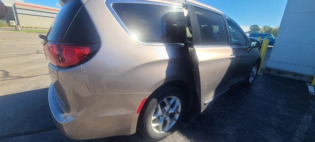 2017 Chrysler Pacifica Touring L Plus 3.6 Liter V6 7 Passenger 3rd Row Seating