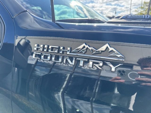 2022 Chevrolet Silverado 2500HD High Country 6.6 Liter V8 Turbodiesel Crew Cab 4WD