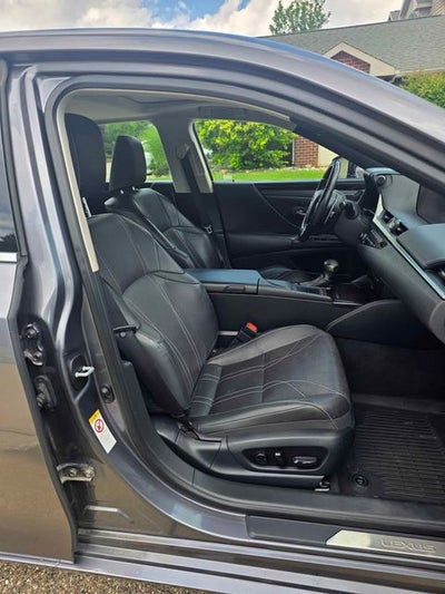 2019 Lexus ES 300h 300h Luxury 2.5 Liter FWD