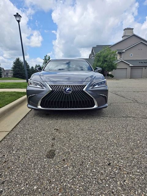 2019 Lexus ES 300h 300h Luxury 2.5 Liter FWD